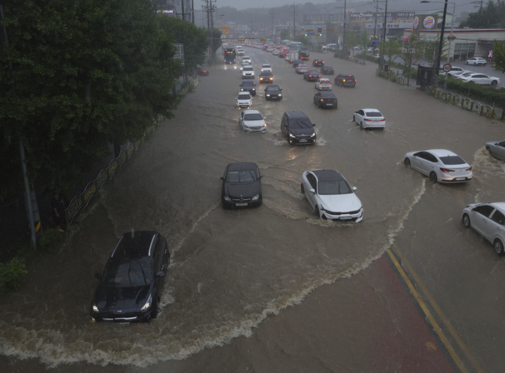 Obilne padavine pogodile šire područje Seula, jedna osoba se vodi kao nestala