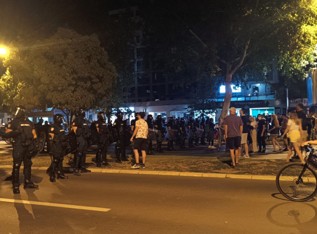 Novi Sad: Deo učesnika protesta i dalje ispred SNS na Bulevaru oslobođenja, situacija mirnija