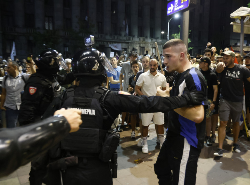 Učesnici protesta napali Žandarmeriju kod Londona, Žandarmerija ih potiskuje ka Slaviji