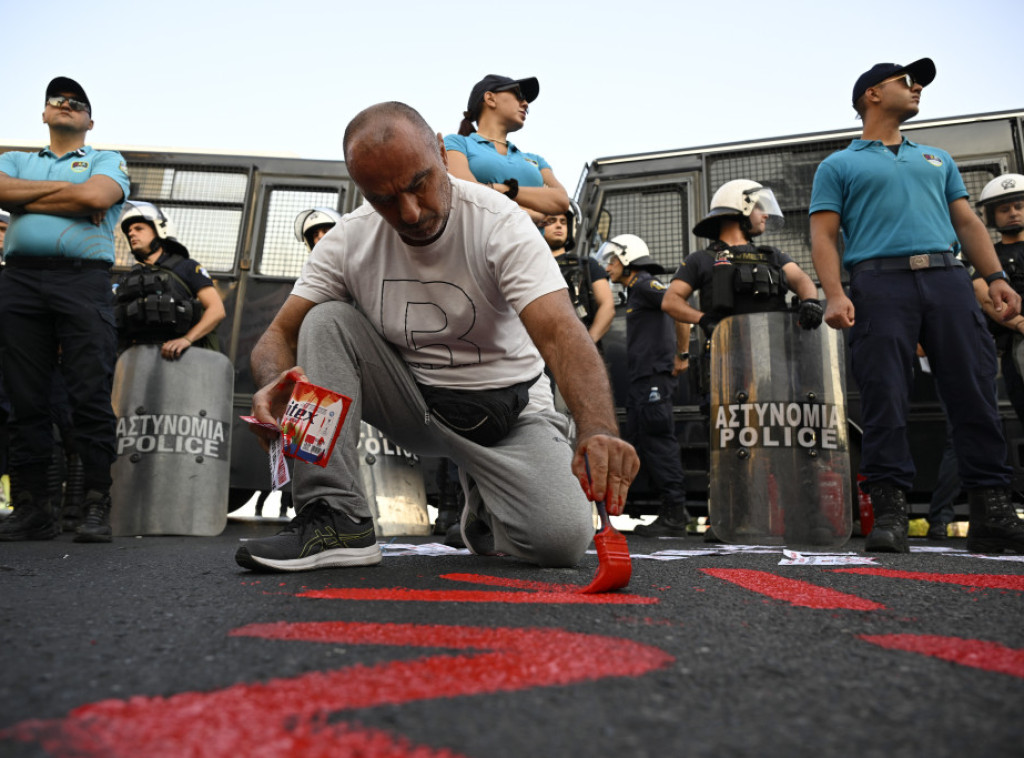 Grčka policija sprečila demonstrante da priđu izraelskom kruzeru u luci Pirej