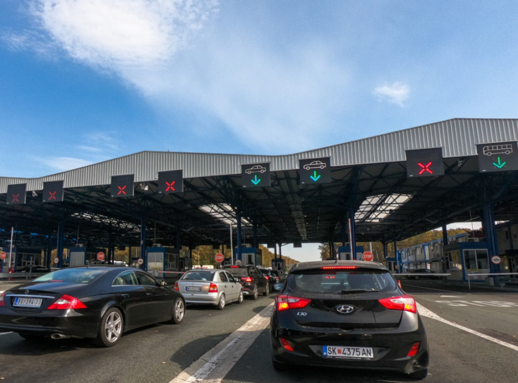 Putnička vozila čekaju sat vremena na izlazu na Horgošu, 40 minuta na ulazu na Gradini