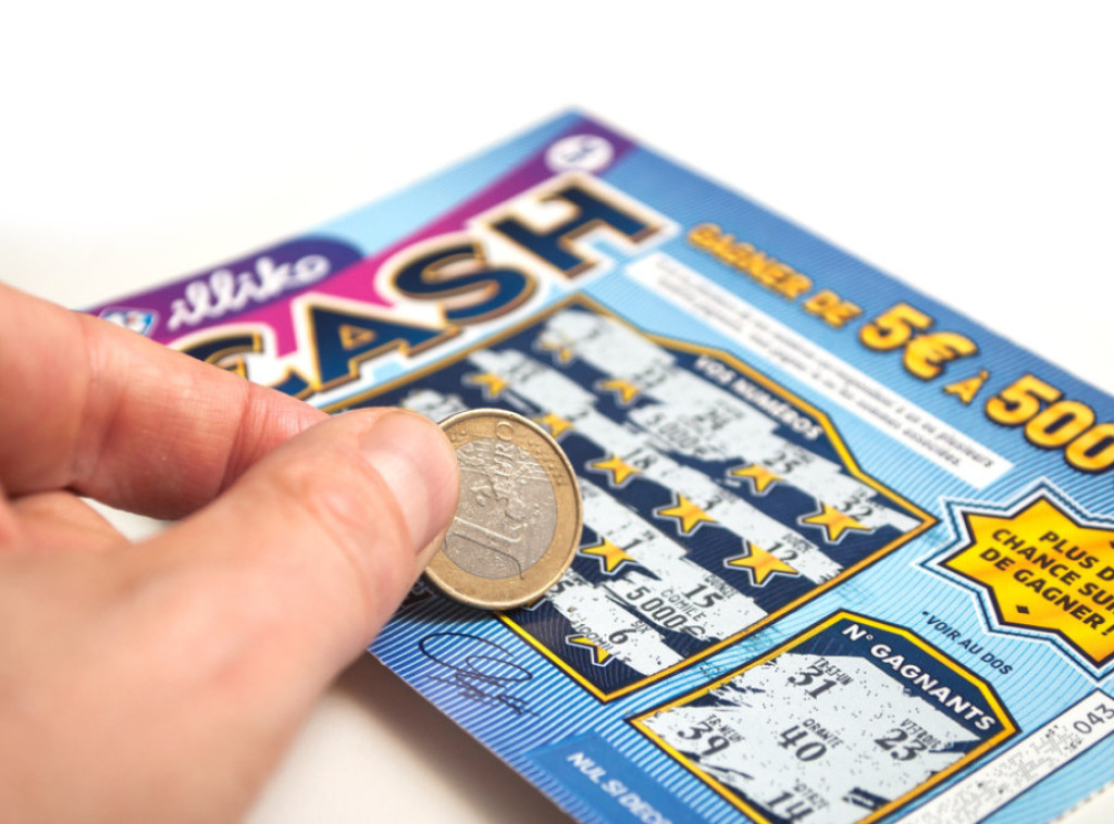 Prevrnuo se kamion na auto-putu u Francuskoj, prosule se hiljade greb-greb kartica