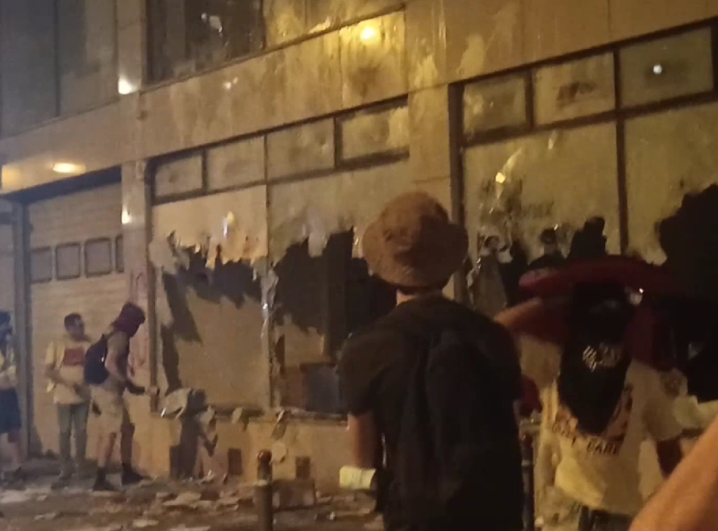 Demonstranti u Novom Sadu demolirali i prostorije SNS-a u Kosovskoj, policija ih potisnula