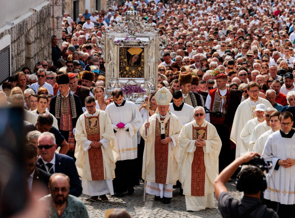 Hrvatska: U procesiji na Sinju 50.000 vernika, očekuje se dolazak još toliko