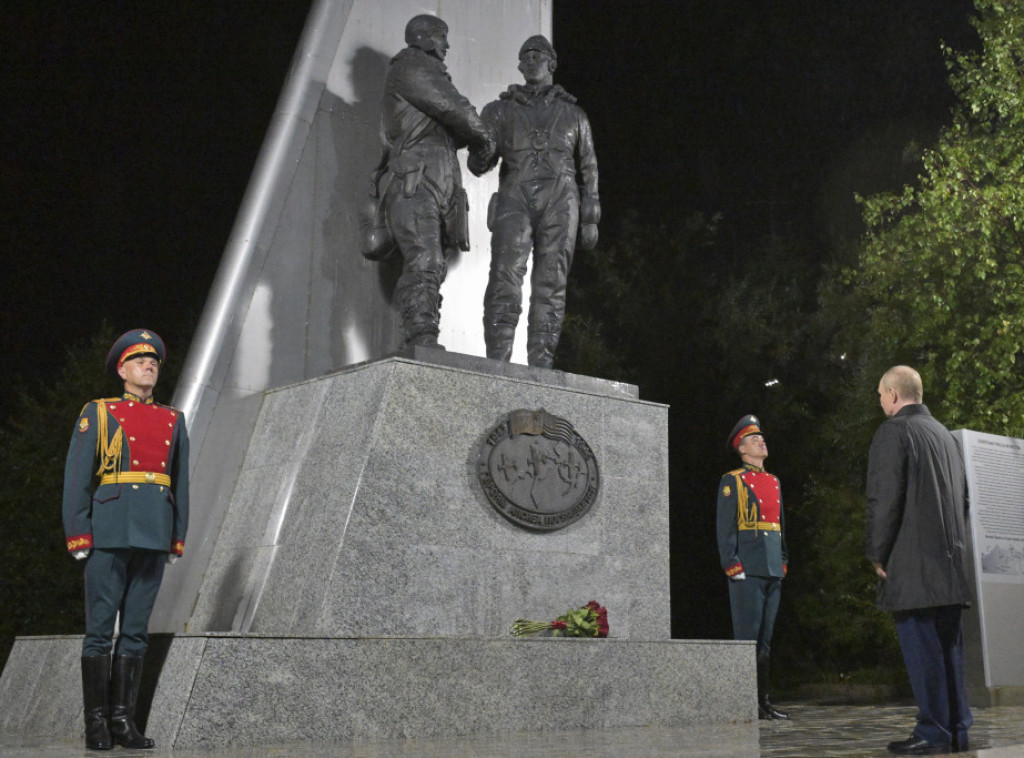 Putin položio cveće na spomenik posvećen ruskim i američkim pilotima