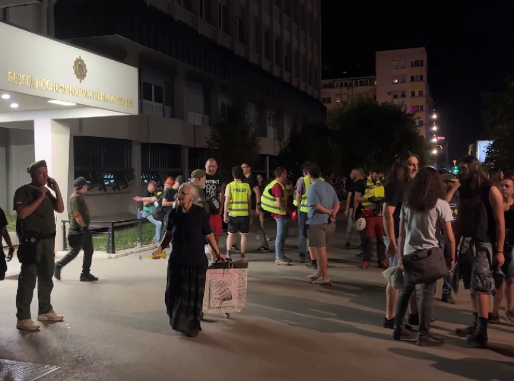 U Novom Sadu demonstranti naneli teške povrede snimatelju "Informera"