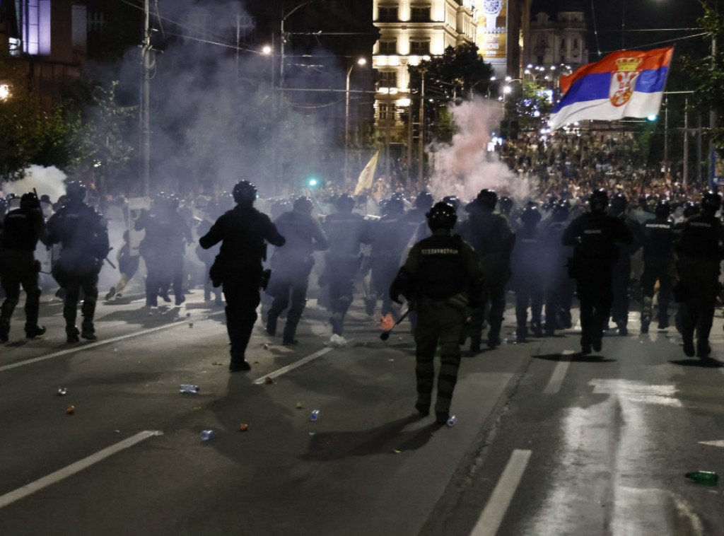 Demonstranti u Beogradskoj napali policiju, potisnuti ka Tašmajdanu
