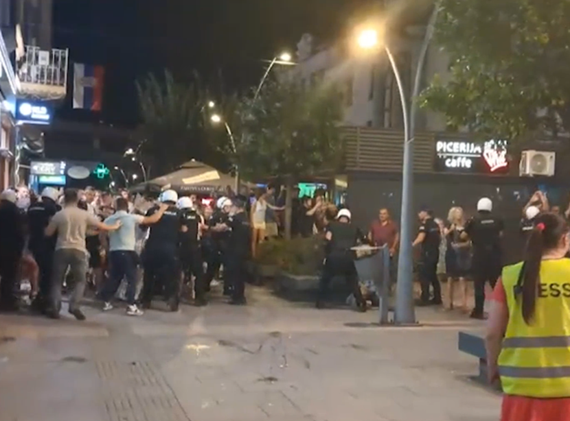 Demonstranti u Čačku napali policiju ispred prostorija SNS-a, policija ih potisnula