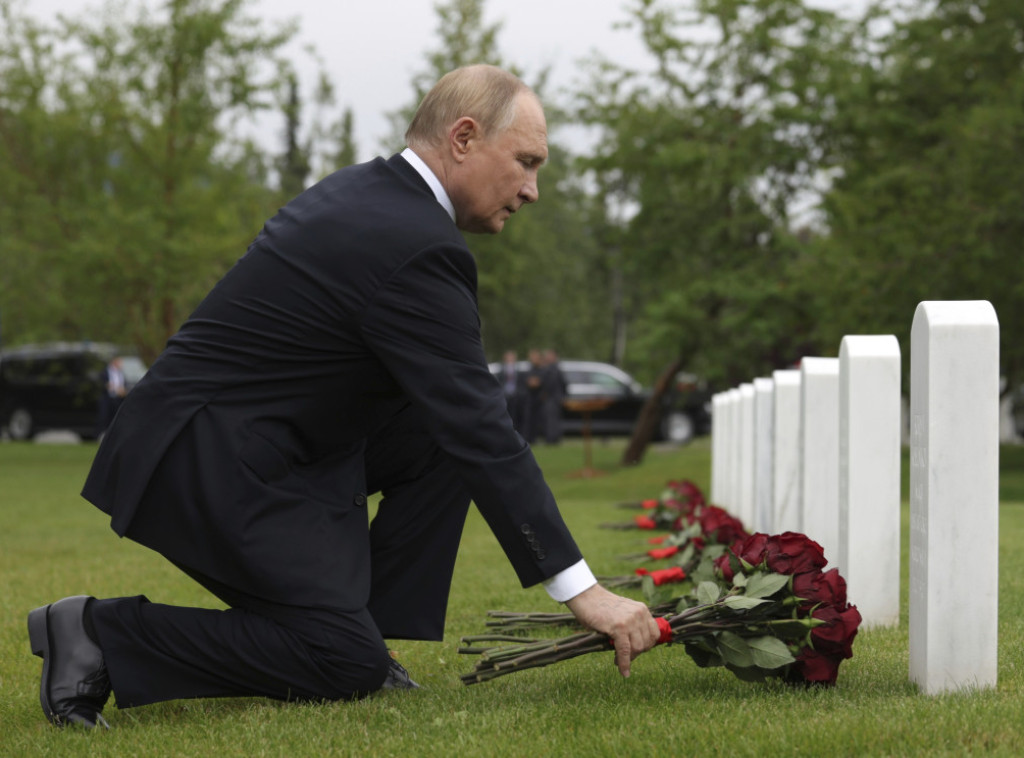 Putin položio cveće na grobove sovjetskih pilota na Aljasci posle samita sa Trampom