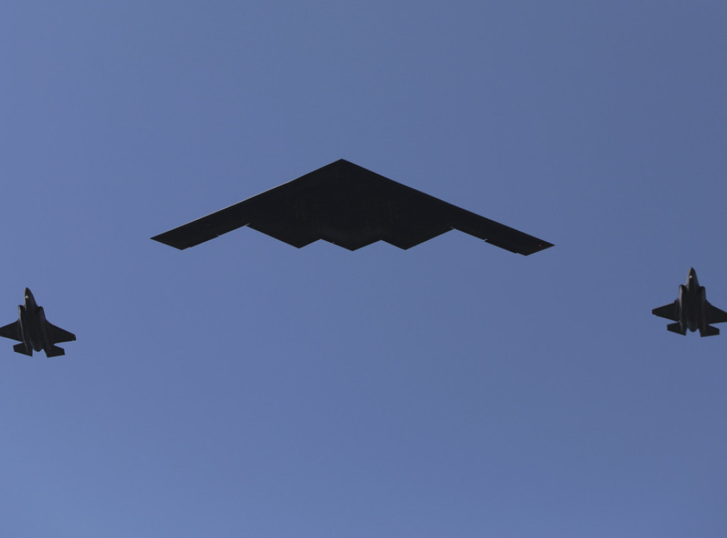 Bombarder B-2 preletao iznad baze tokom dolaska Trampa i Putina