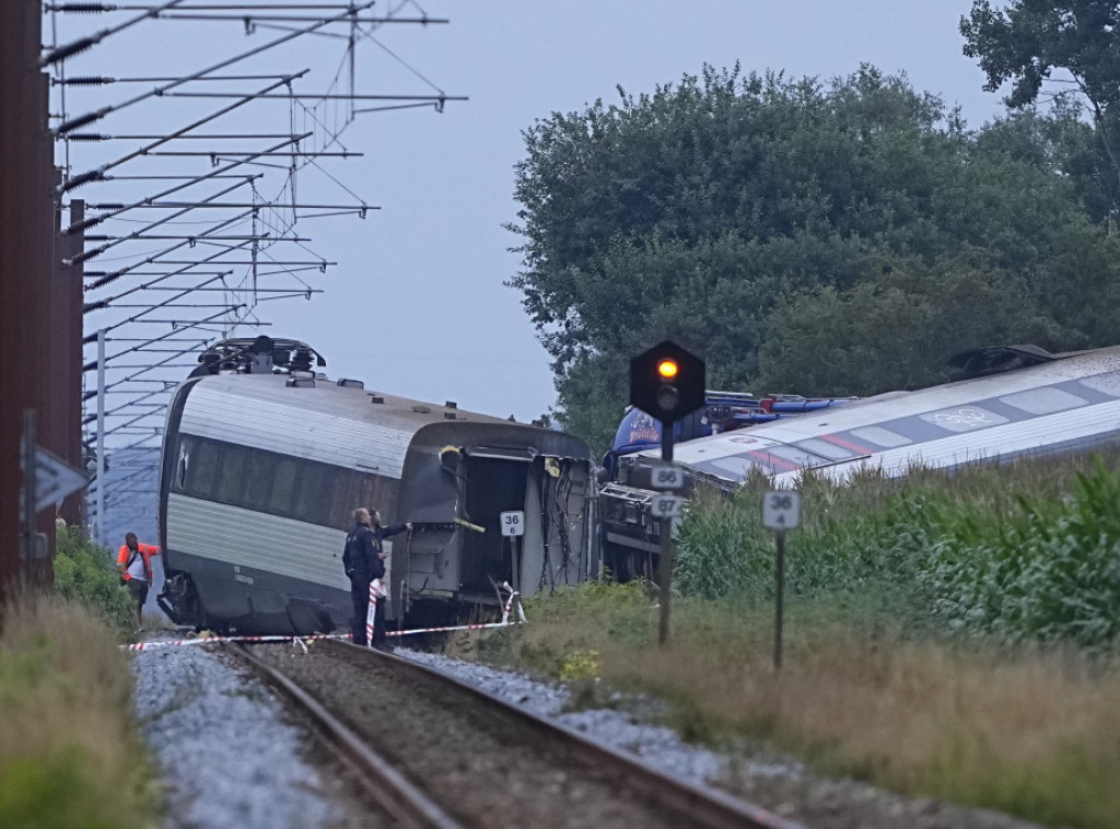 Jedna osoba poginula, 27 povređeno u sudaru voza i cisterne u Danskoj