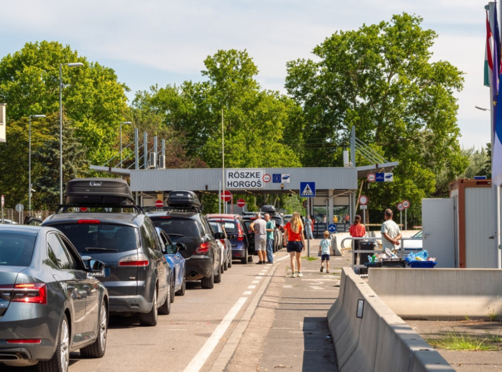 Putnička vozila čekaju sat vremena na izlazu iz Srbije na Horgošu
