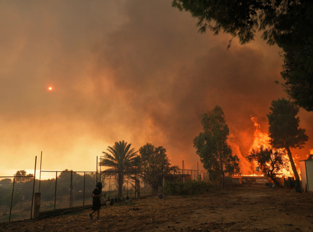 Veliki šumski požar besni u grčkom regionu Ahaja, gasi ga devet aviona i helikoptera