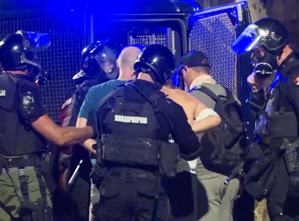 Valjevo: Žandarmerija potisnula demonstrante, uhapšeno nekoliko učesnika u nasilju