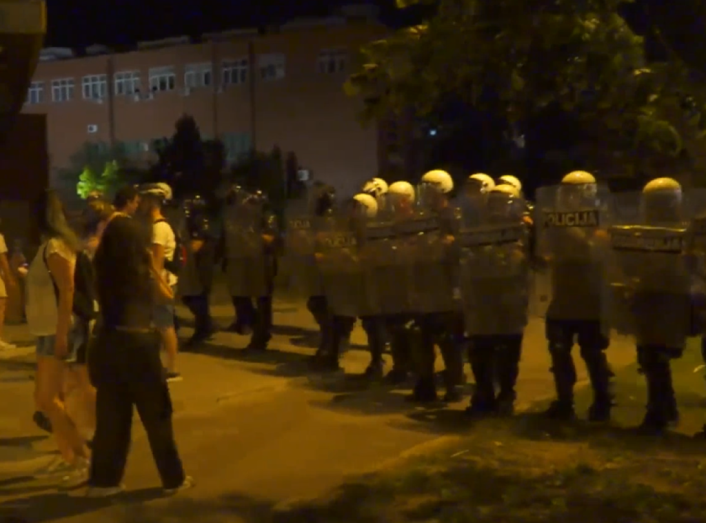 Učesnici protesta u Novom Sadu povukli se u kampus, policija ih potisnula