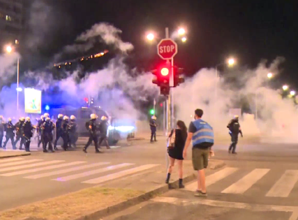 Novi Beograd: Demonstranti gađali policiju tokom protesta pirotehničkim sredstvima