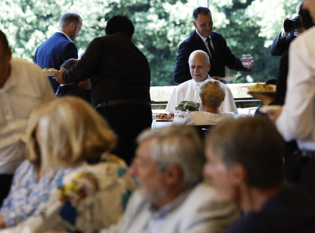 Papa Lav organizovao ručak za izbeglice, beskućnike i siromašne