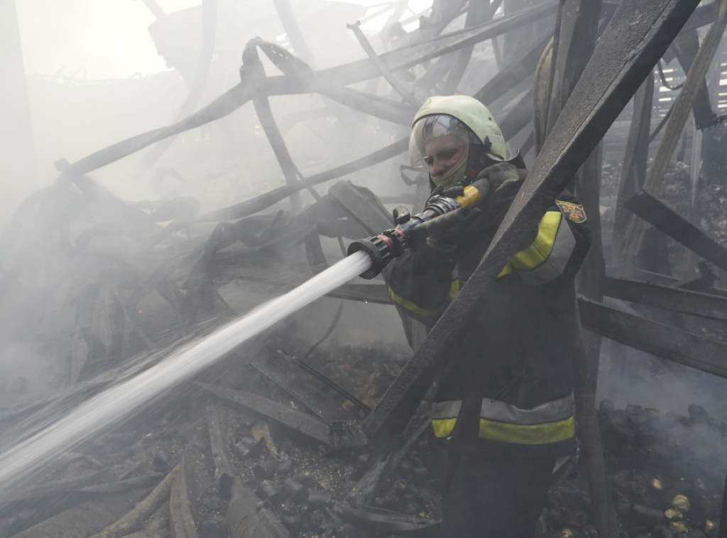 Ruska raketa pogodila zgradu u Harkovu, povređene tri osobe