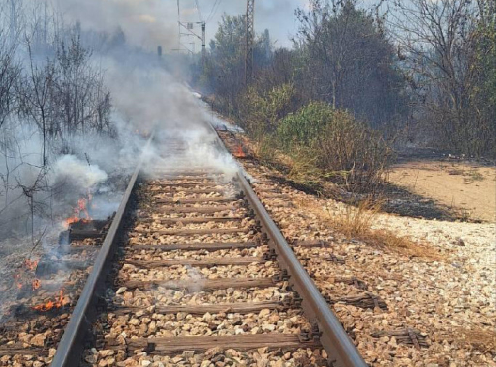 Železnički saobraćaj na deonici Preševo-državna granica u prekidu zbog požara