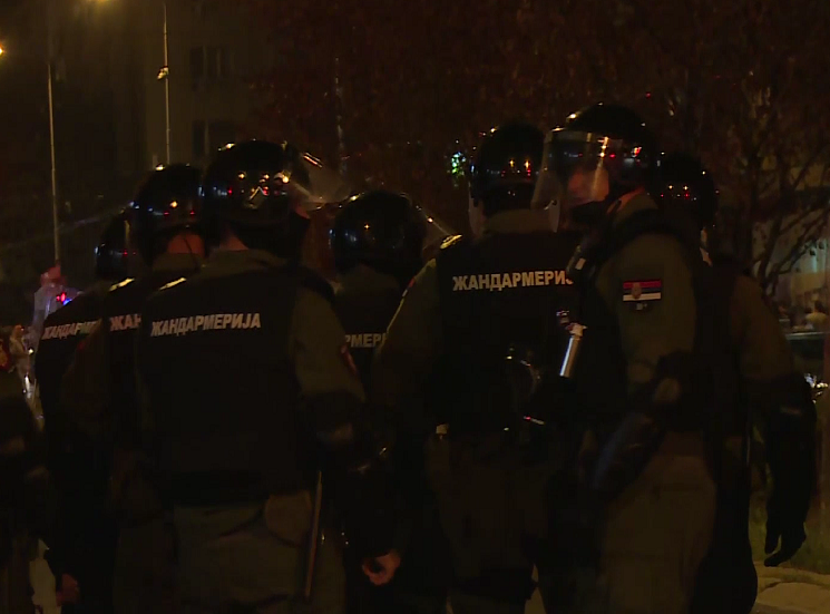 Demonstranti napali prostorije SNS na Paliluli, policija ih potisnula