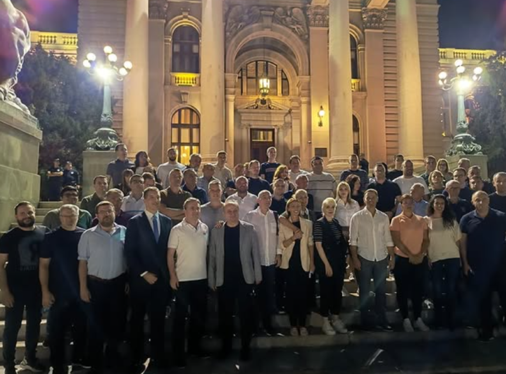 Mali, Đurić i Selaković ispred Skupštine Srbije sa pristalicama SNS