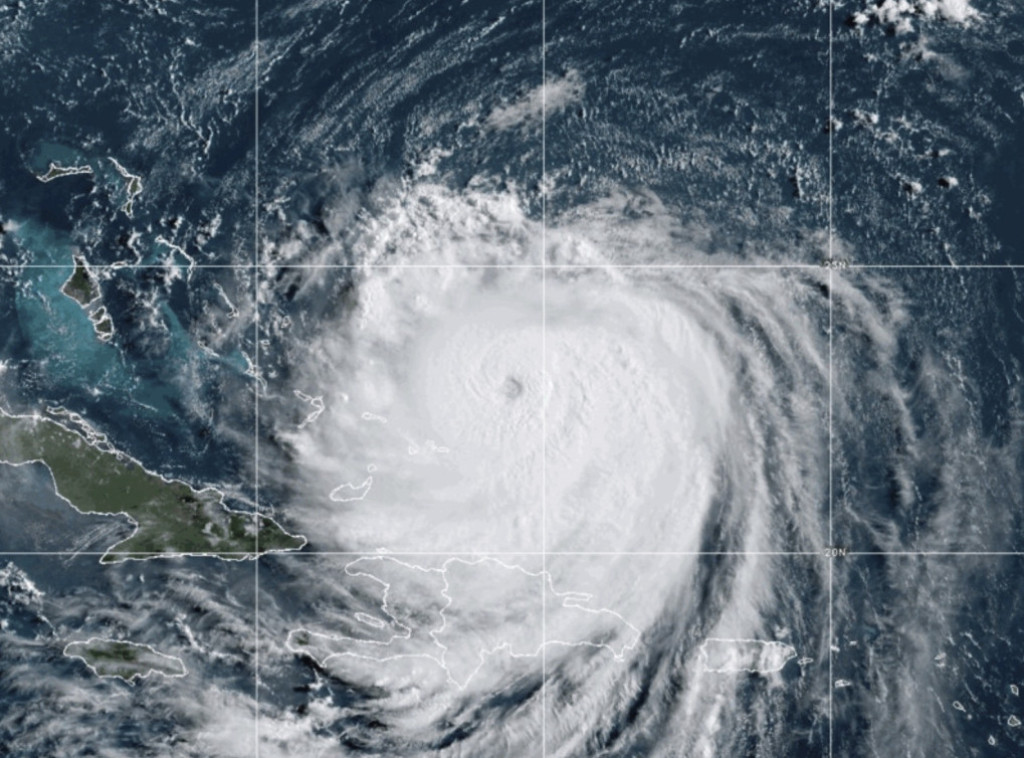 Meteorolozi: Uragan Erin preti da izazove opasne okeanske struje i talase