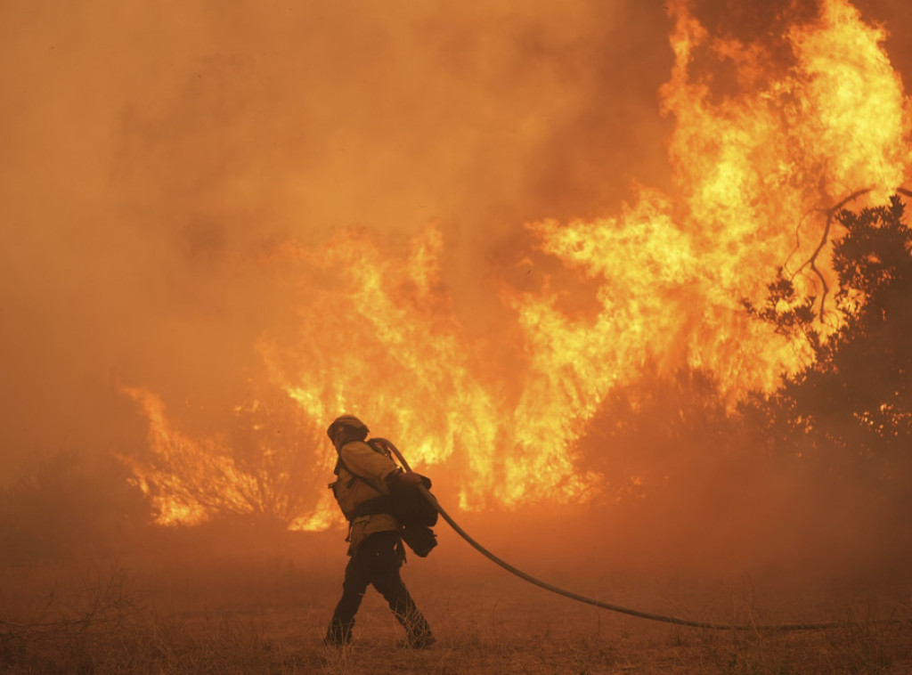 Požar u Grčkoj, helikopteri i avioni angažovani u gašenju