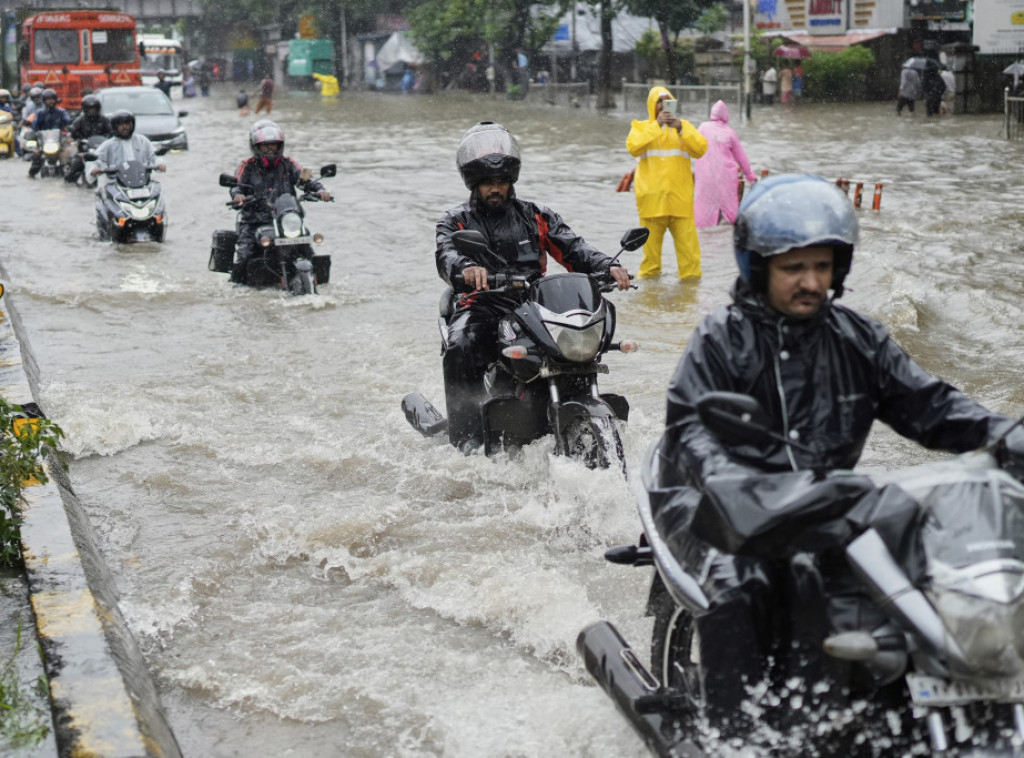 Obilne kiše pogodile Mumbaj, odloženo više od 250 letova
