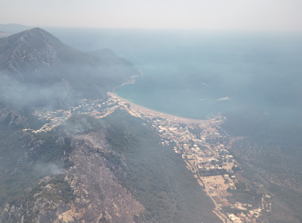 Veliki šumski požar kod Nikšića, vatru gase avioni i helikopteri