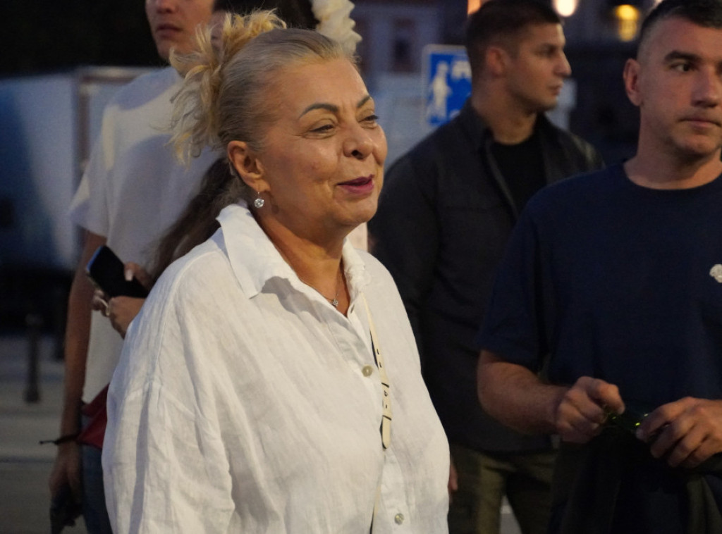 Ministri u Vladi i predstavnici SNS ispred Skupštine sa pristalicama i građanima