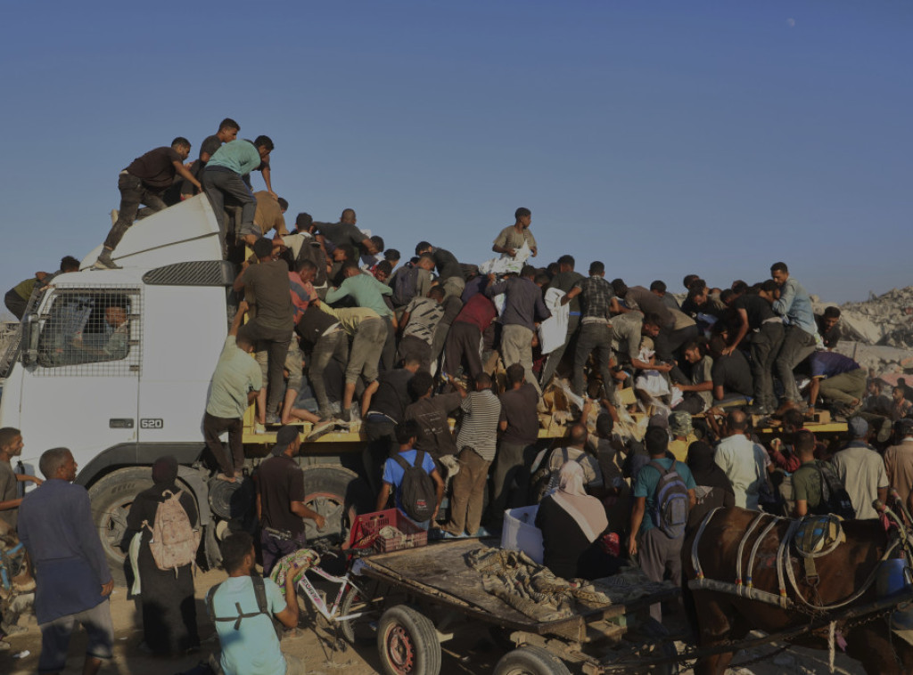 Skoro 400 kamiona pomoći ušlo u Gazu, stižu i isporuke iz vazduha