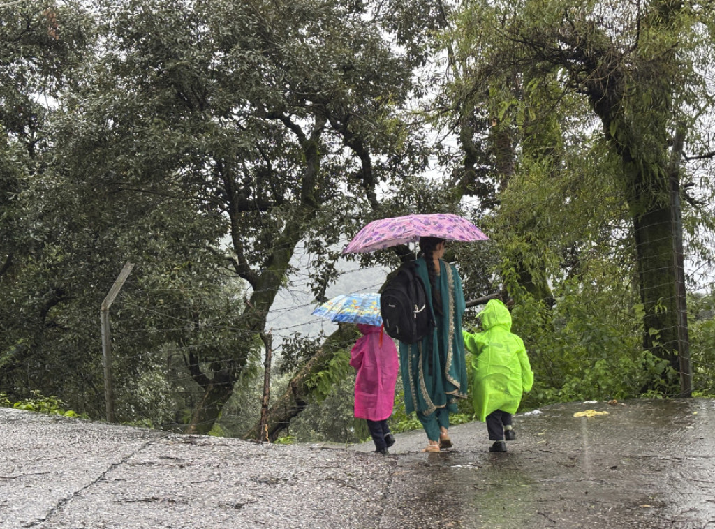 BBC: Obilne kiše paralisale Mumbaj, evakuisano stotine ljudi