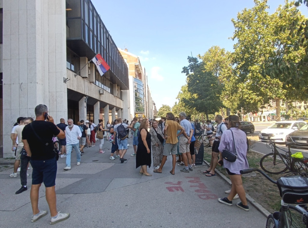Protest ispred Prekršajnog suda u Novom Sadu zbog privođenja studenta