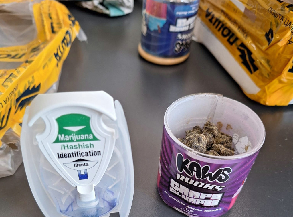 Carinski službenici otkrili poštansku pošiljku punu droge u Beogradu