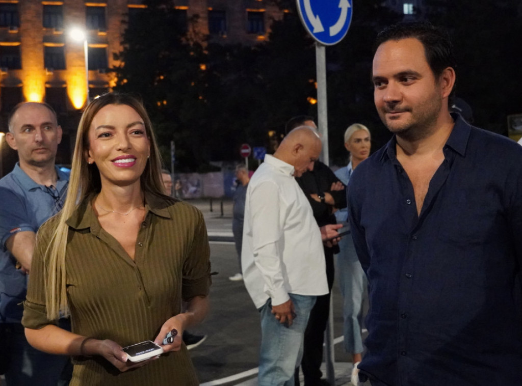 Mesarović poručila da je ispred Skupštine poslata jasna poruka: Našu otadžbinu Srbiju čuvamo i branimo