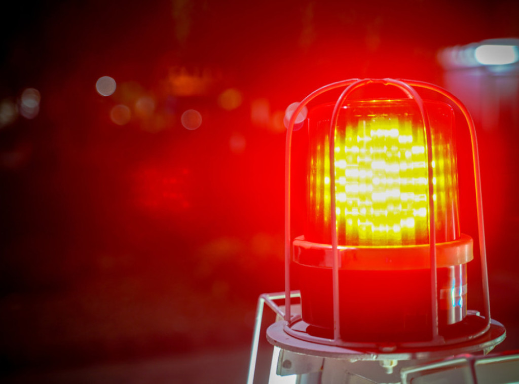 Automobil potonuo u Tisi, vatrogasci pokušavaju da ga izvuku