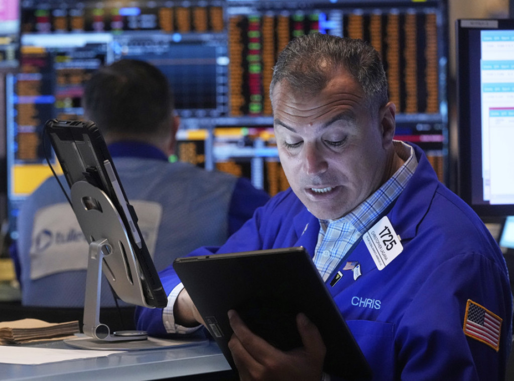 Američke akcije pale dok se očekuje govor predsednika FED-a u vezi sa kretanjem kamatnih stopa