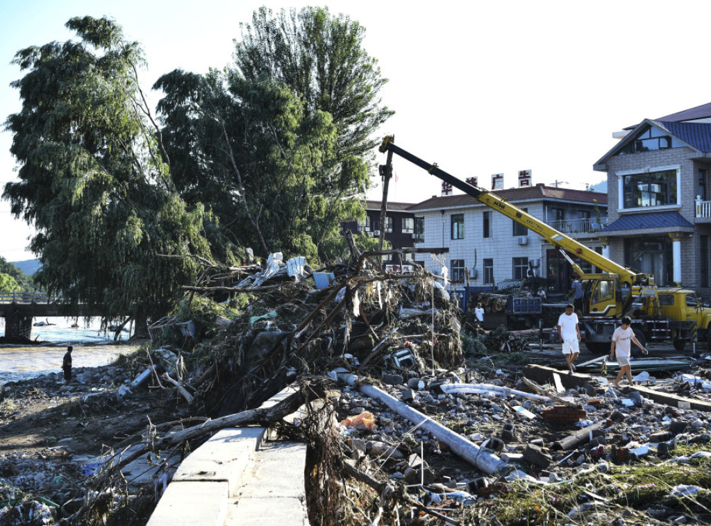 Najmanje 12 osoba poginulo u poplavama u kampu na severu Kine