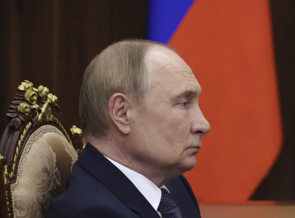 Među poklonima koje Putin daje liderima i građanima su satovi, automobili, rasni psi