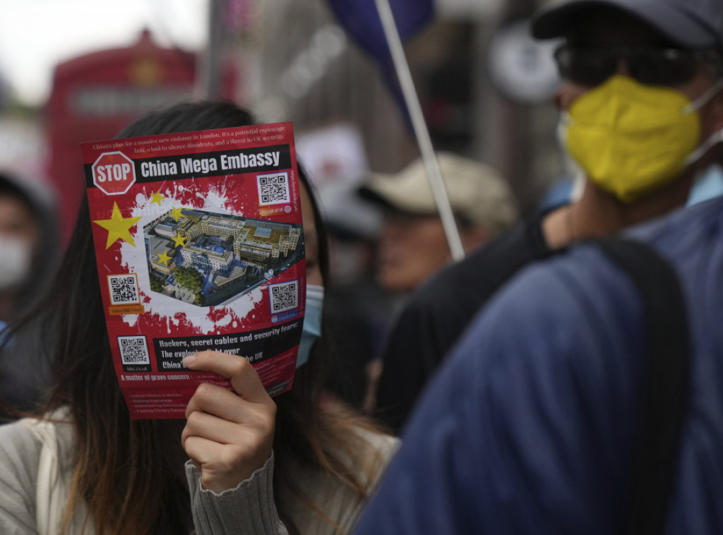 Velika Britanija: Demonstranti ispred centara za azil sukobili se sa policijom