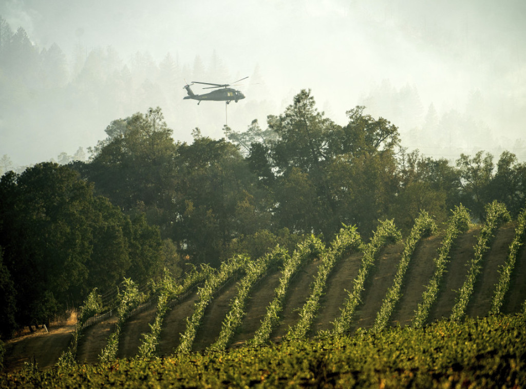 Helikopter za gašenje požara vodom srušio se u Francuskoj, posada bezbedna