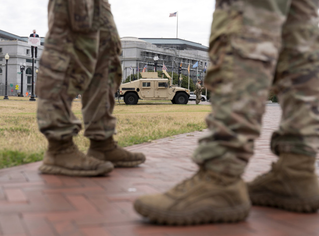 Američki vojnici Nacionalne garde u Vašingtonu počinju da nose oružje