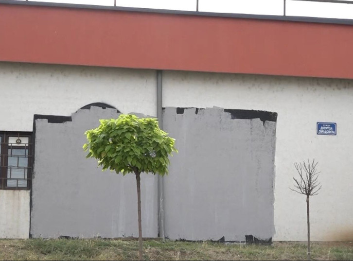 Prefarbani grafiti i murali u Leposaviću