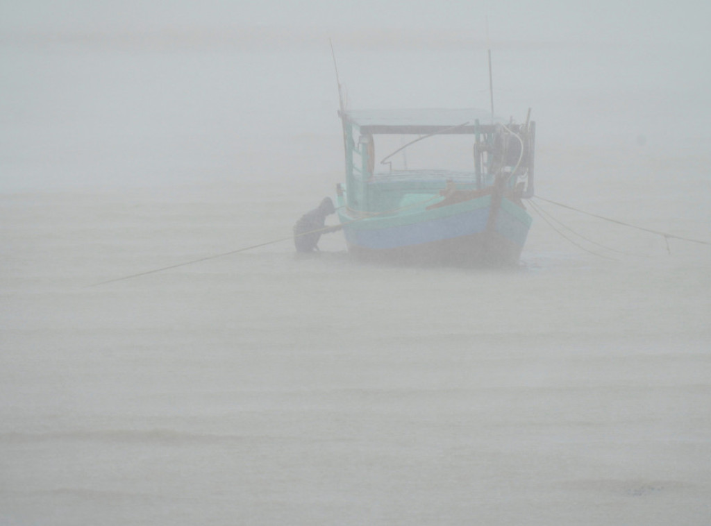 Tajfun Kadžiki pogodio Vijetnam, oboreno drveće, talasi visine do dva metra