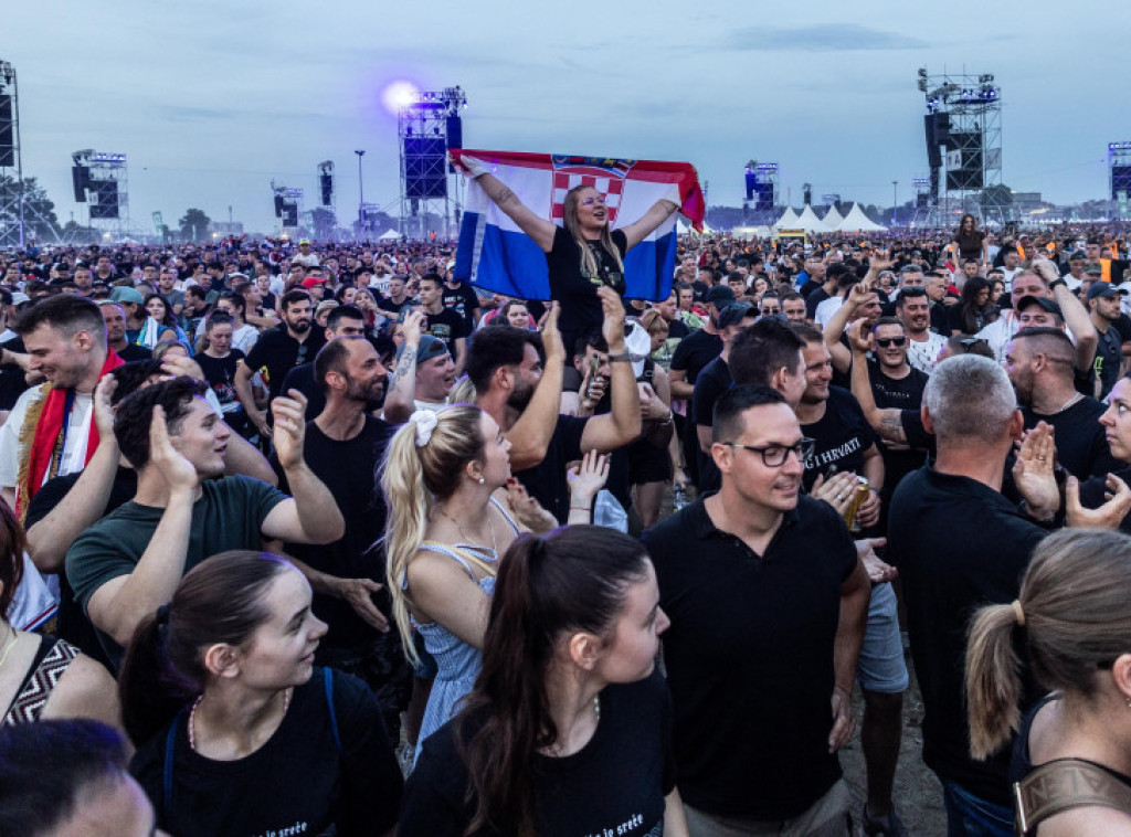 Hrvatska: Divljanje veterana i navijača ipak prekinulo festival "Nosi se" u Benkovcu