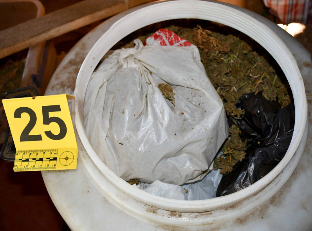 Uhapšen osumnjičeni da je uzgajao kanabis i nelegalno držao lovačku pušku