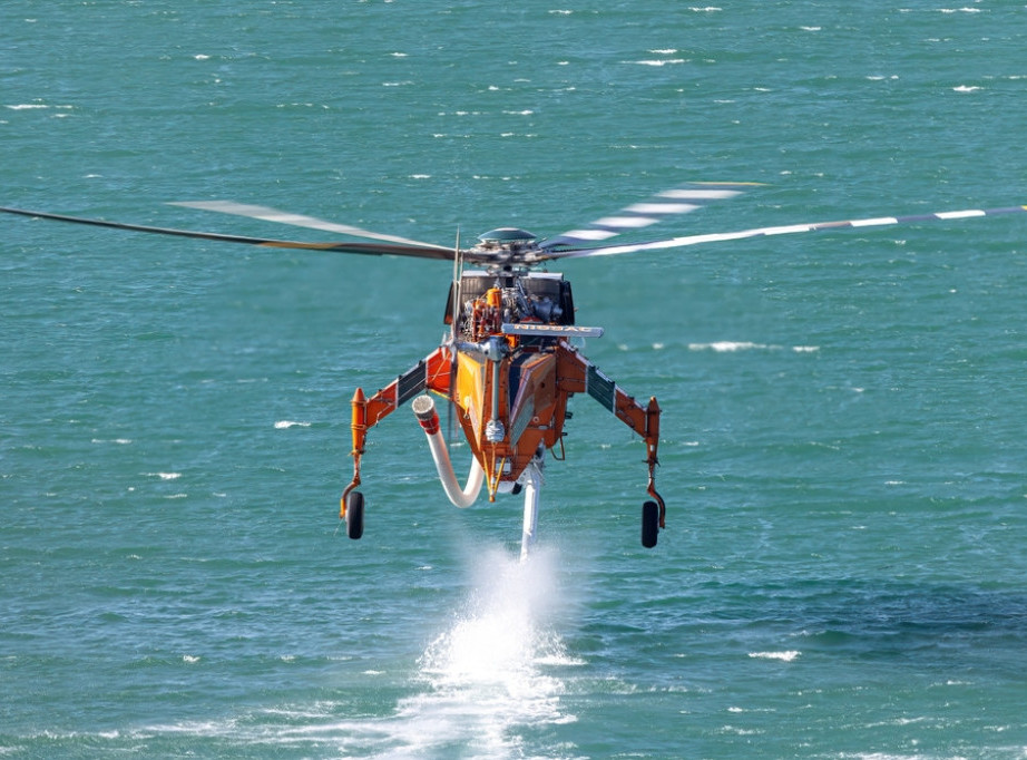 Helikopter za gašenje požara srušio se u Bretanji dok je pokušavao da napuni vodu