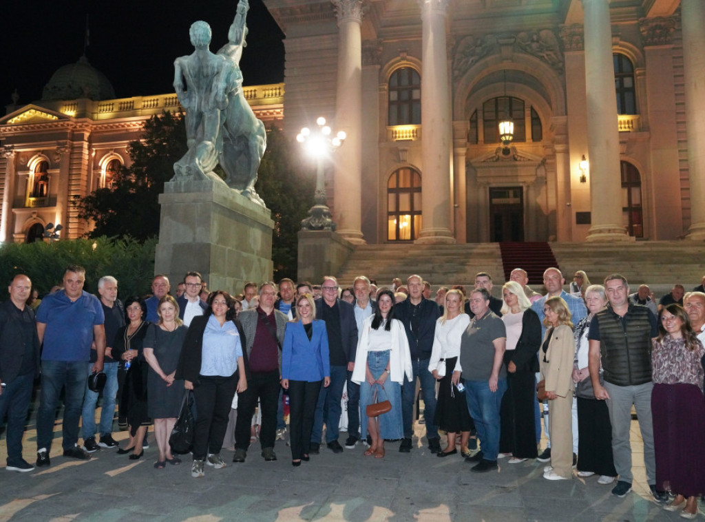 Ministri u Vladi i poslanici SNS ispred Skupštine sa pristalicama i građanima