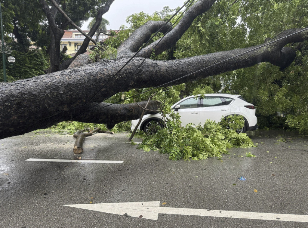 Vijetnam: Najmanje tri osobe poginule, a 10  povređeno u tajfunu Kadžiki