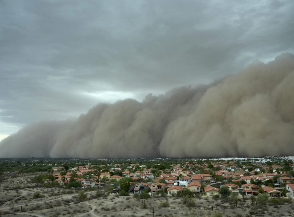 Peščana oluja pogodila Finiks, hiljade domaćinstava bez struje, letovi odloženi
